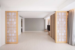 Traditionele suite, Meerdere bedden, niet-roken, bad (Mini Fridge) | Een kluis op de kamer, een bureau, verduisterende gordijnen