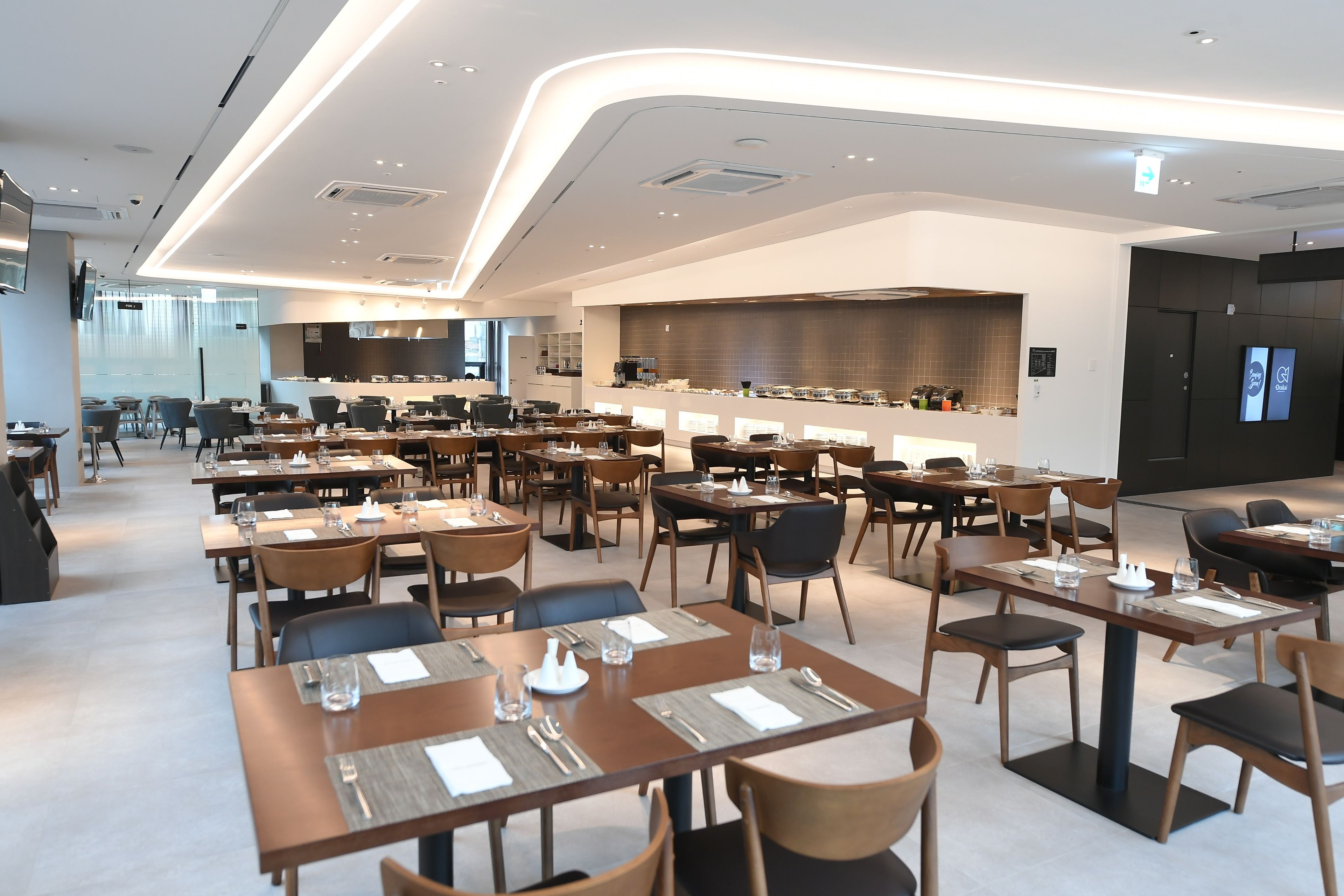 daily continental breakfast (krw 24200 per person)