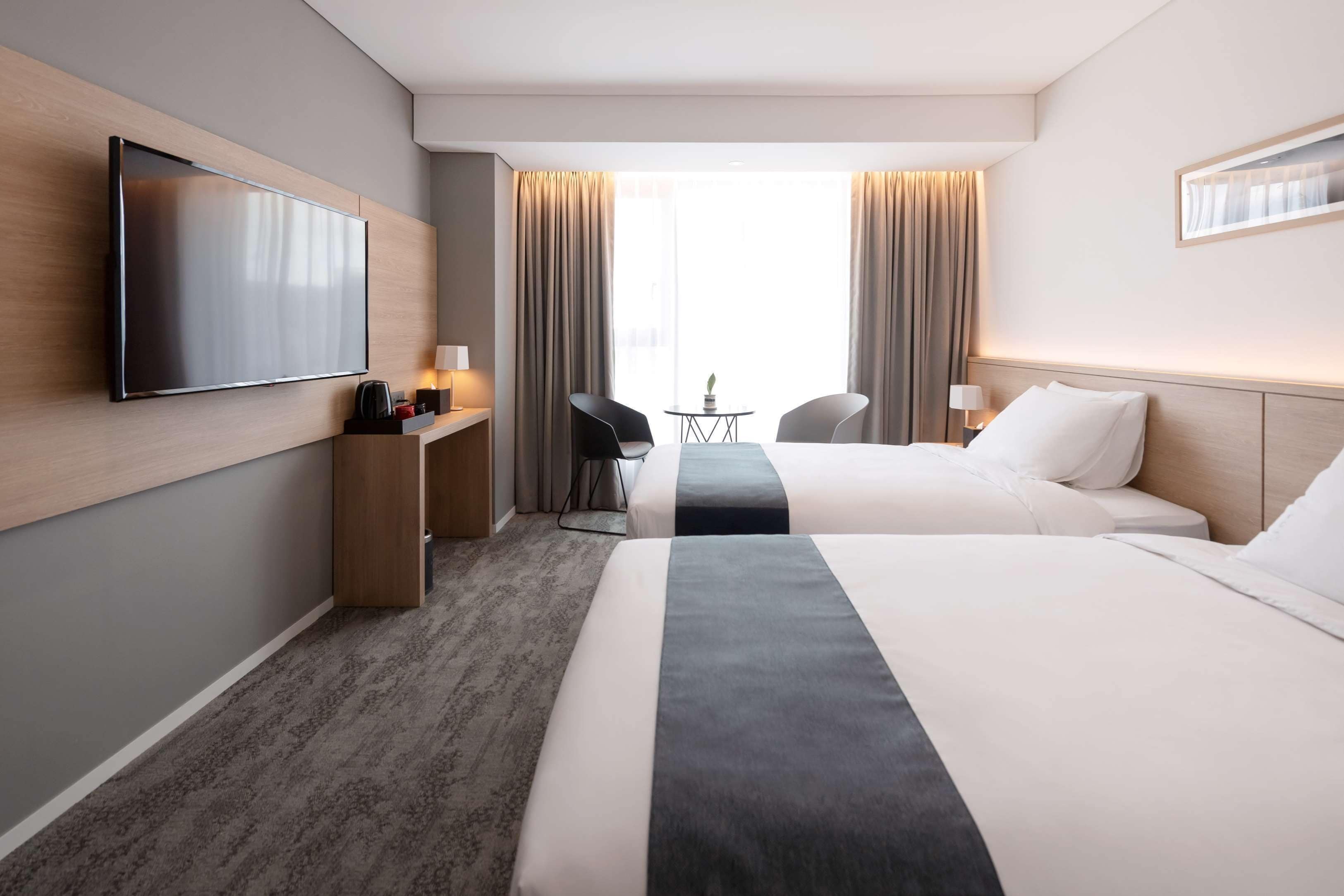 Chambre Standard, 2 lits jumeaux, non-fumeur (Shower Only;Mini Fridge) | Coffre-fort, bureau, rideaux d’obscurcissement