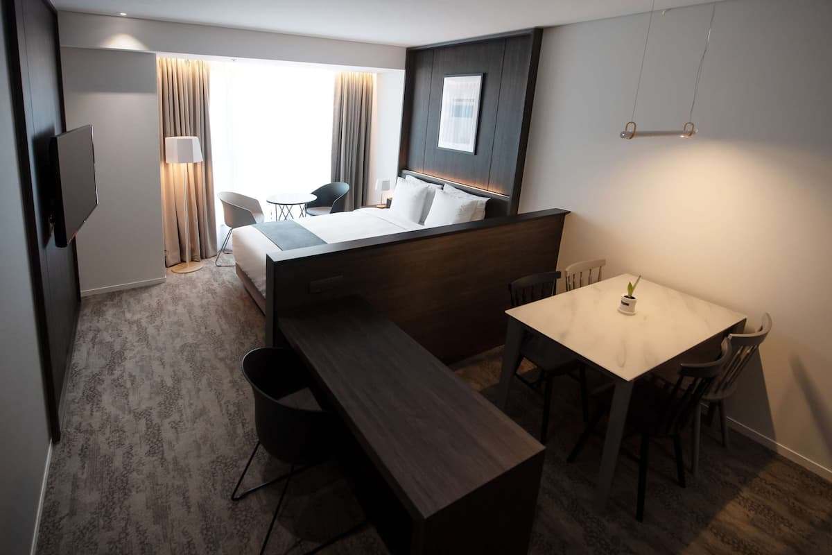 Standard Room, 1 King Bed, Non Smoking, Kitchenette | 1 bedroom, in-room safe, desk, blackout curtains