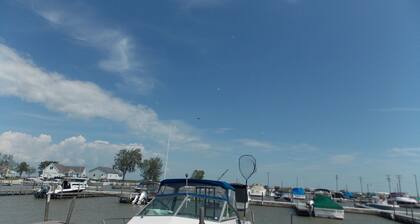 Jo's Hideaway, for Lake Erie lovers, fishermen and birders!  Sleeps 4