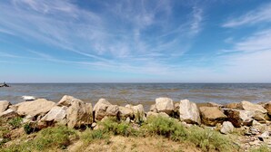 A rocky shoreline with a clear sky. - Jo's Hideaway, for Lake Erie lovers, fishermen and birders!  Sleeps 4 (Oak Harbor)