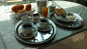 Desayuno continental gratuito y diario