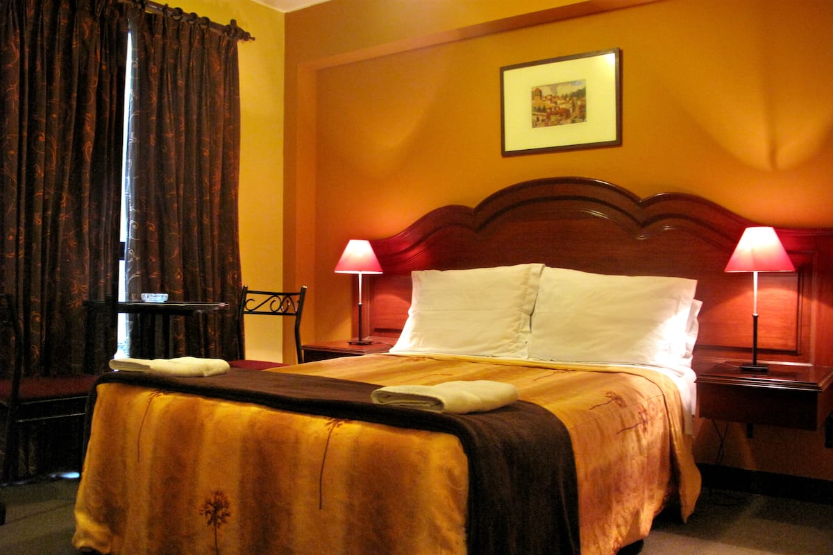 Classic Room | 8 bedrooms, in-room safe, desk, laptop workspace