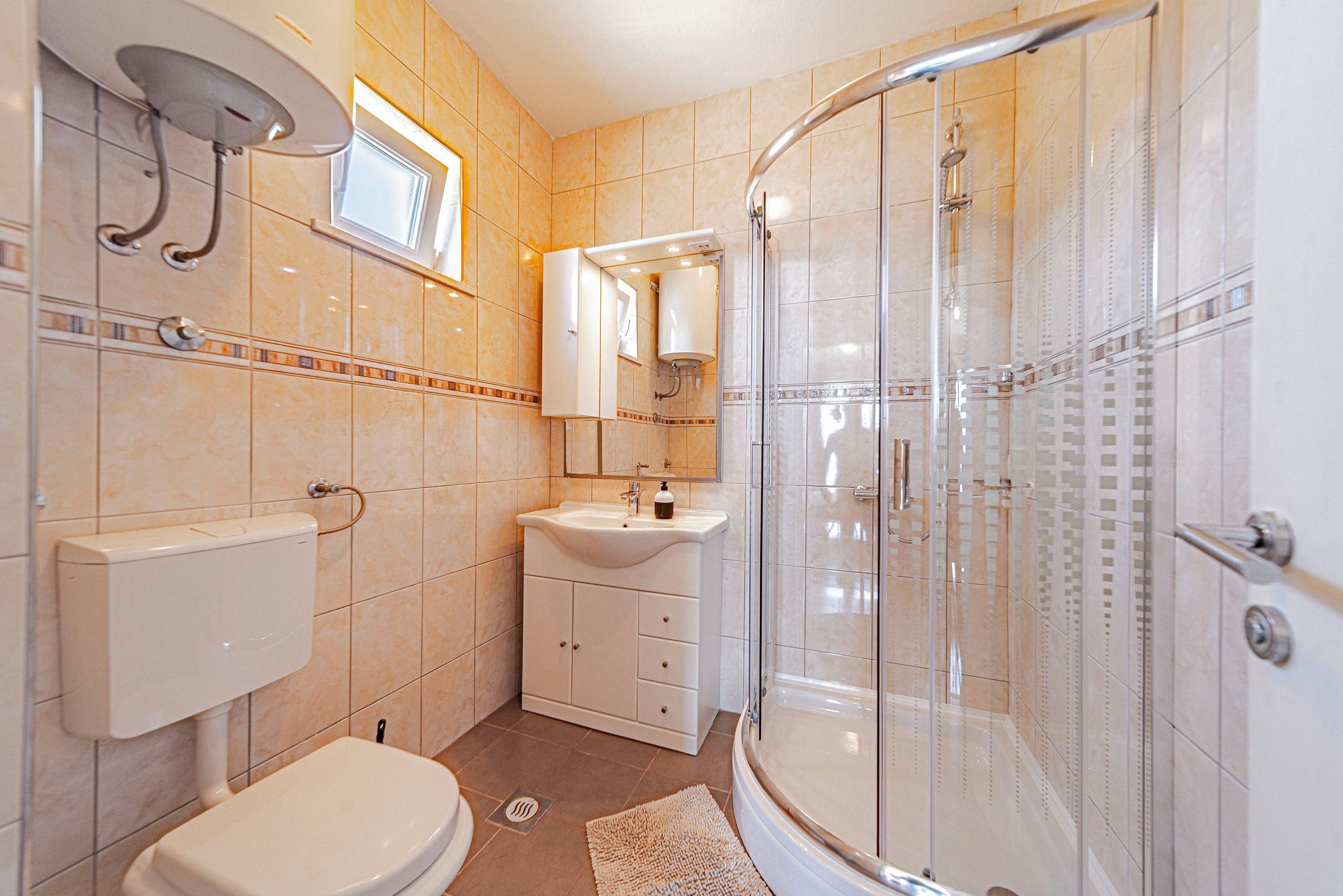 Een douche, een haardroger, handdoeken, zeep