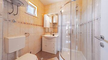 Een douche, een haardroger, handdoeken, zeep