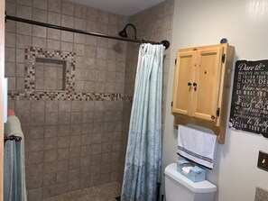 Dusche, Haartrockner, Handtücher, Seife