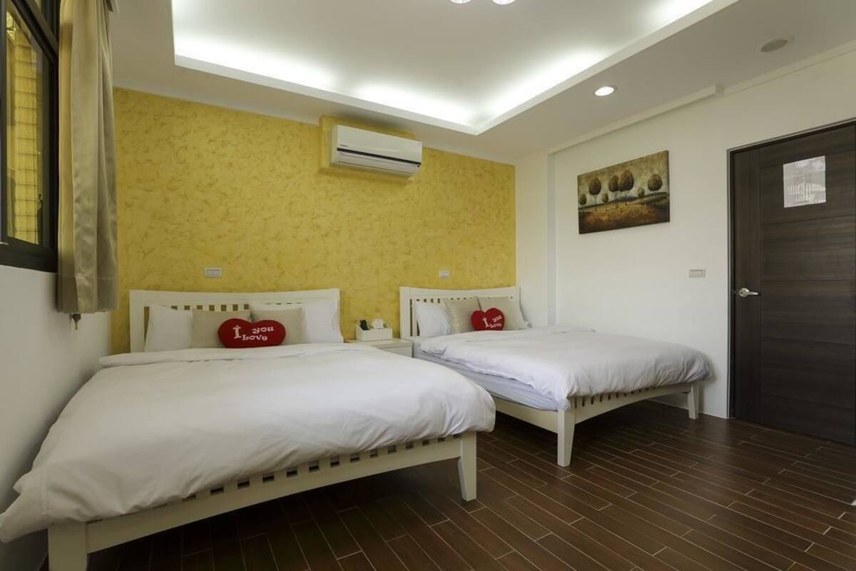 Soundproofing, free WiFi, bed sheets
