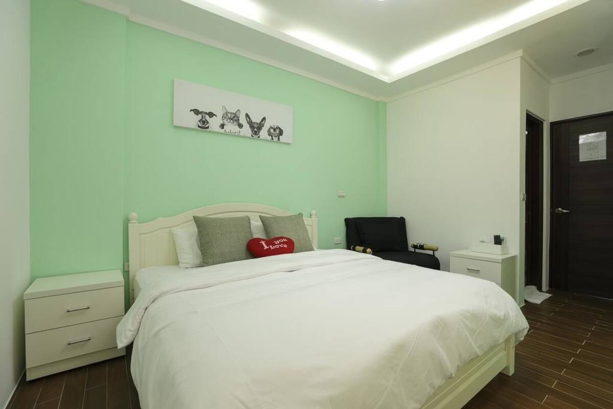 Soundproofing, free WiFi, bed sheets