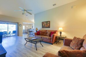 Televisión, reproductor de DVD, libros, videoteca