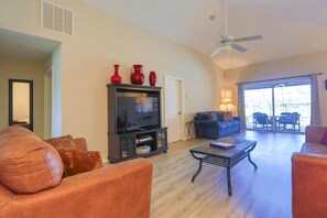 Televisión, reproductor de DVD, libros, videoteca