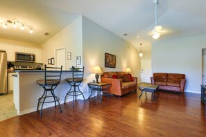 Televisión, reproductor de DVD, libros, videoteca