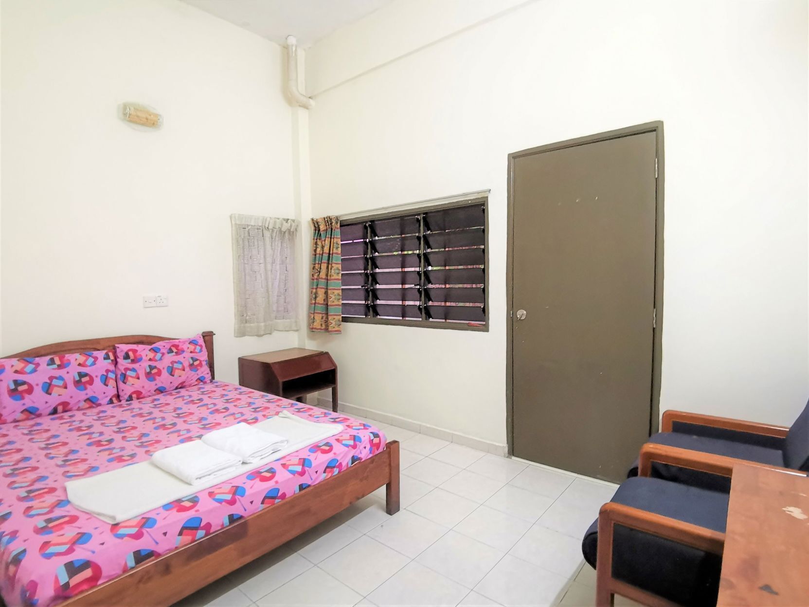 Desk, blackout drapes, free WiFi, bed sheets
