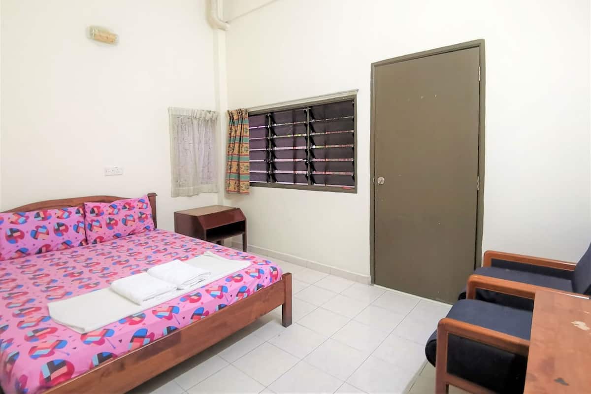 Desk, blackout drapes, free WiFi, bed sheets