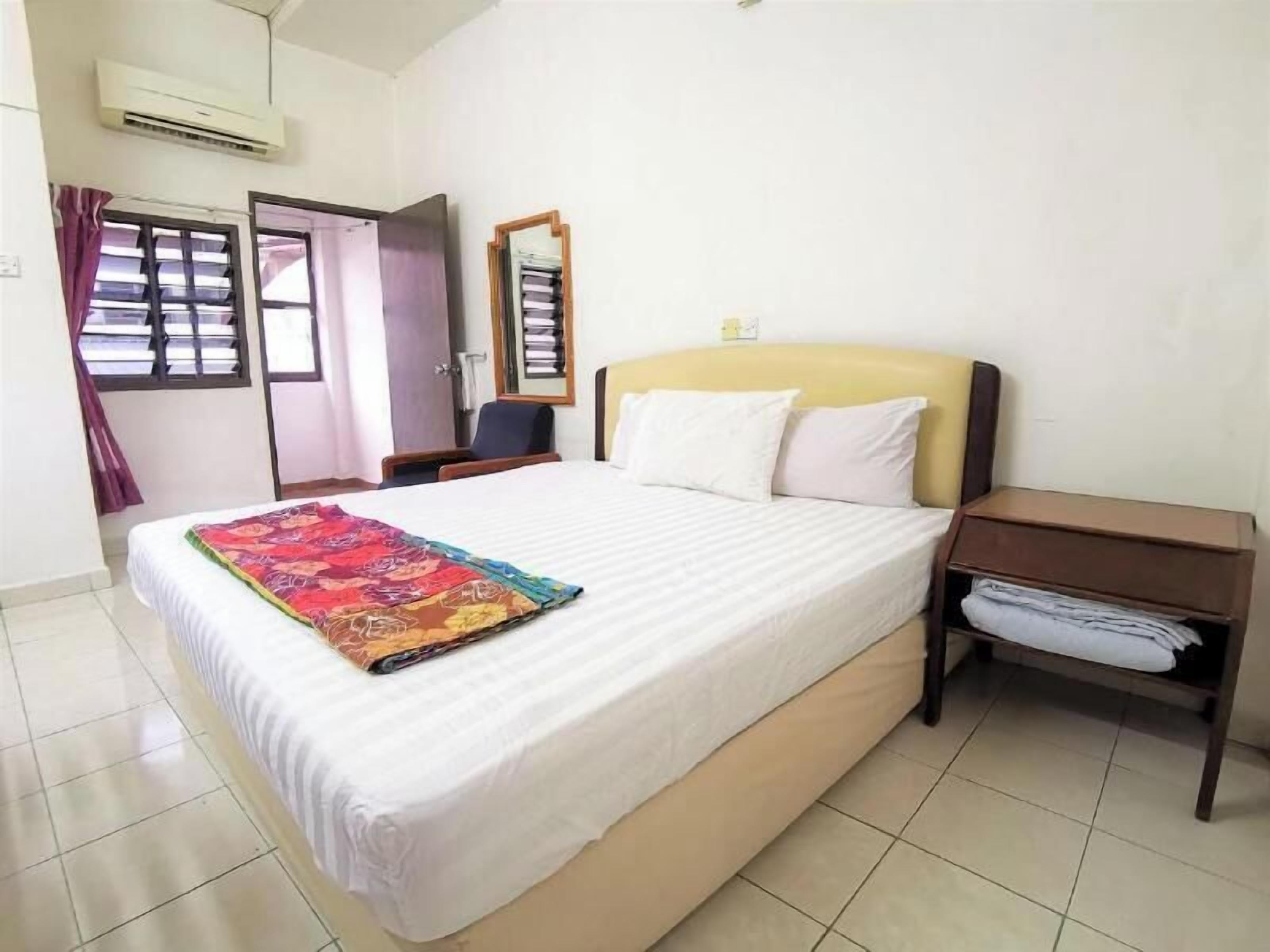 Desk, blackout drapes, free WiFi, bed sheets