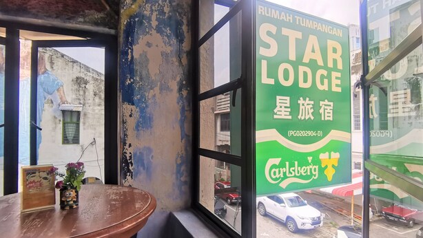 Vista desde una ventana de Star Lodge, con un cartel que indica que es un hotel Carlsberg.