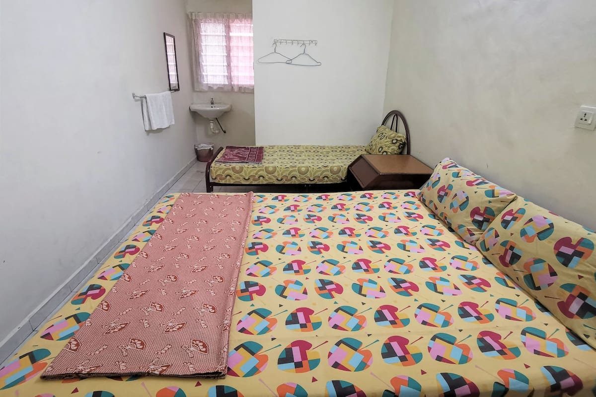 Triple Room | Desk, blackout drapes, WiFi (free), bed sheets