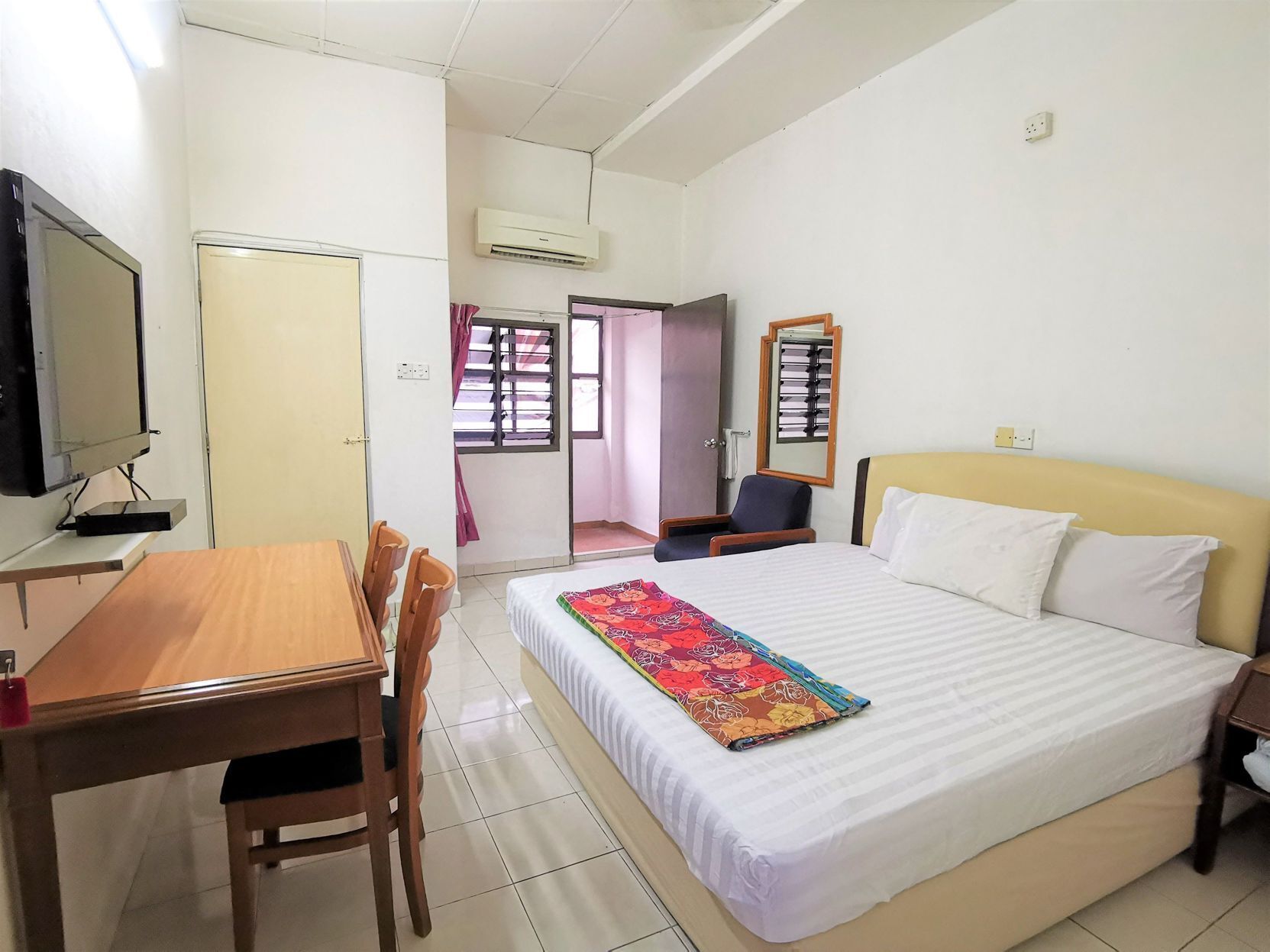 Desk, blackout drapes, free WiFi, bed sheets