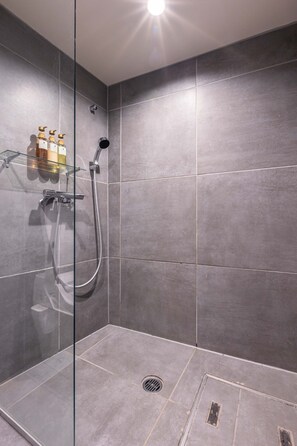 Ferienhaus (haus 5-29) | Badezimmer | Dusche, kostenlose Toilettenartikel, Haartrockner, Hausschuhe