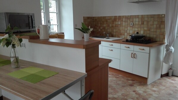 Fridge, microwave, oven, stovetop - classified house in city of character (Châtelaudren)