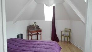 2 bedrooms, iron/ironing board, bed sheets - classified house in city of character (Châtelaudren)