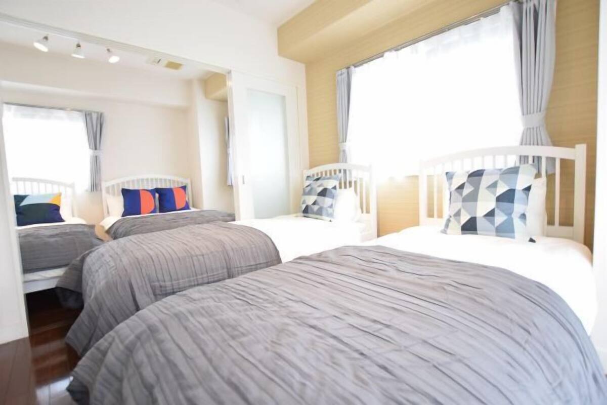 Ropa de cama de alta calidad, cortinas blackout y wifi gratis 