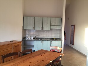Kühlschrank, Mikrowelle, Herdplatte, Kochgeschirr/Geschirr/Besteck