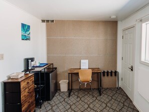 Desk, laptop workspace, blackout curtains, free WiFi - Talkeetna Inn (Talkeetna)