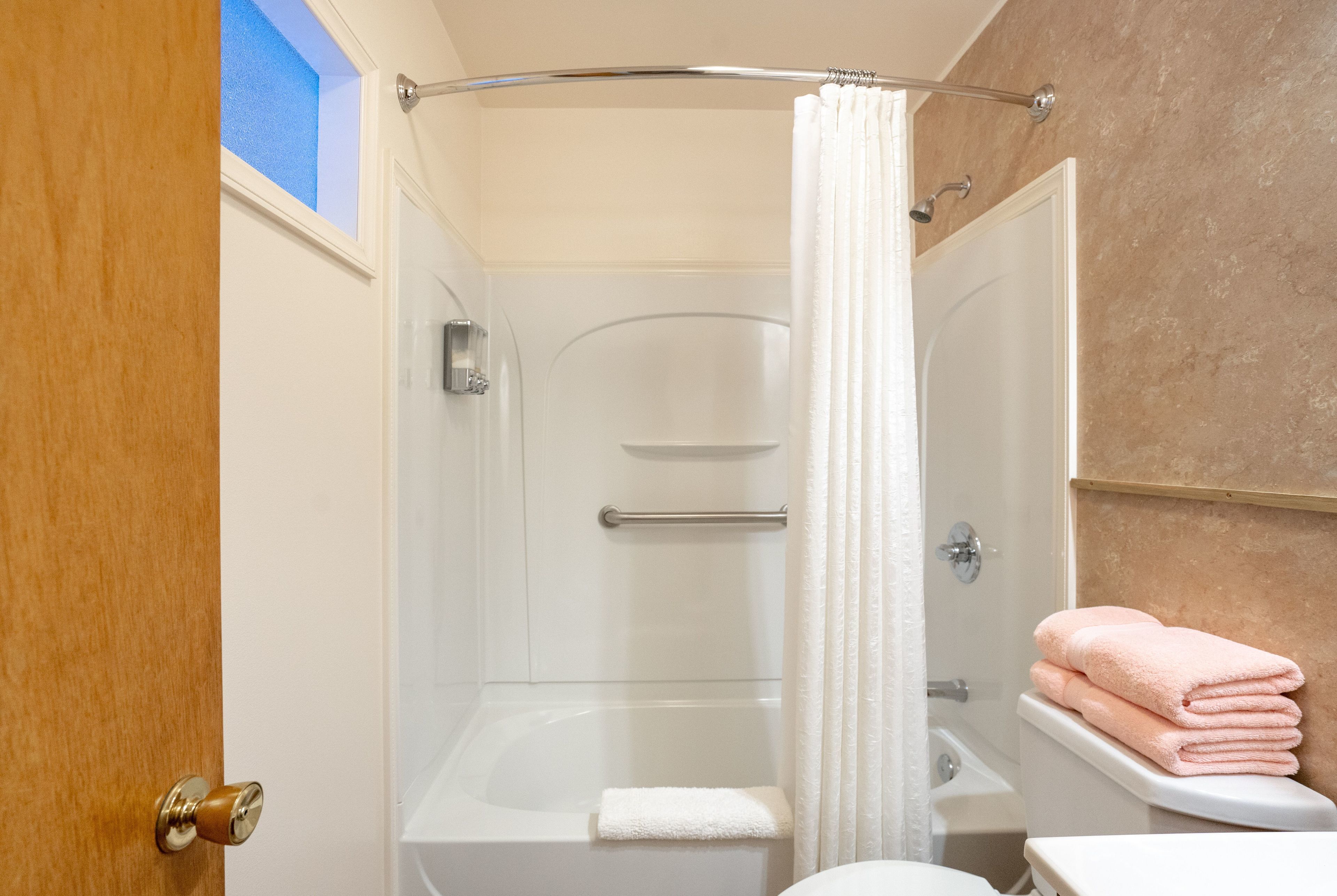 combined shower/bathtub, towels