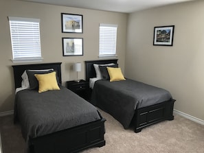 4 عدّة غرف نوم ومكواة/لوح كي وواي فاي مج�انًا وملاءات أسرّة