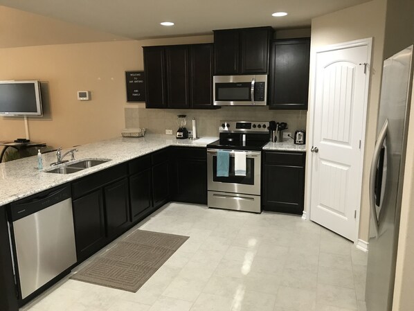 ثلاجة، ميكروويف، فرن، موقد طهي مسطح