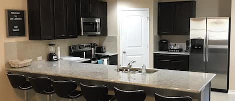 Refrigerador, microondas, horno, placa de cocina