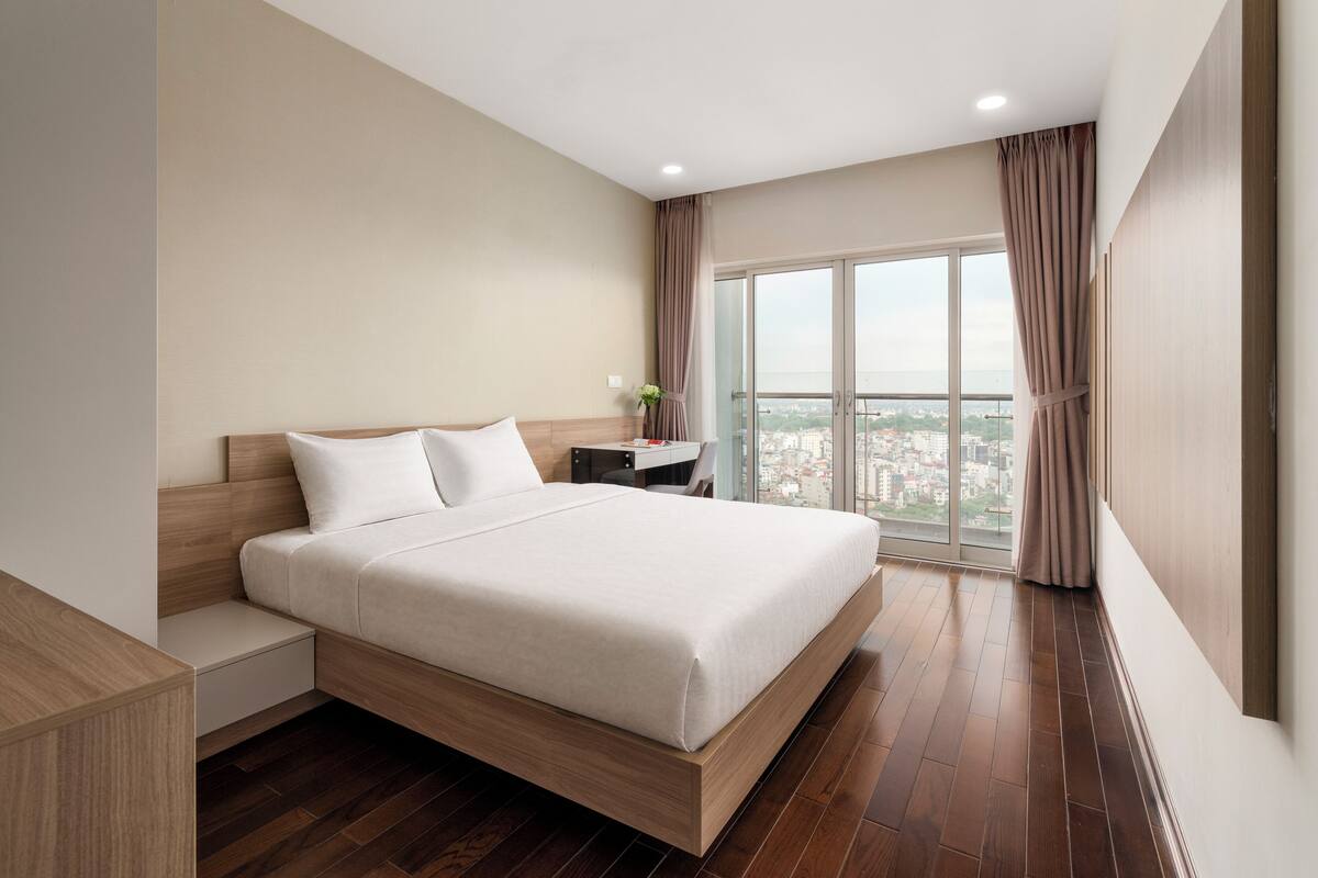 Apartamento Deluxe, 4 habitaciones, vistas a la ciudad | Caja fuerte, escritorio, espacio para trabajar con un portátil