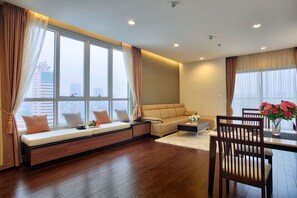 房內夾萬、獨特設計、獨特裝修、書桌