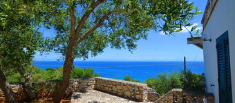 Whole villa with two apartments and wonderful sea view (exclusive use)