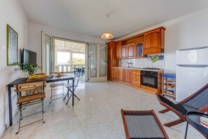 Réfrigérateur, four, batterie de cuisine, vaisselle et ustensiles