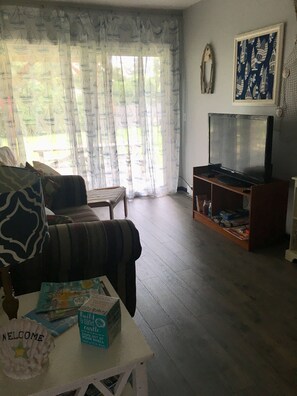 テレビ、DVD プレーヤー