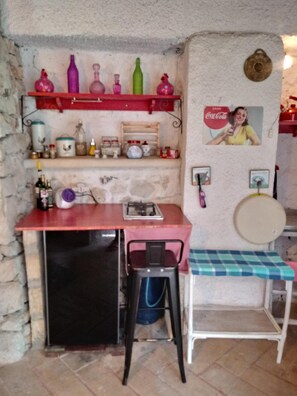 Fridge, stovetop, coffee/tea maker, cookware/dishes/utensils