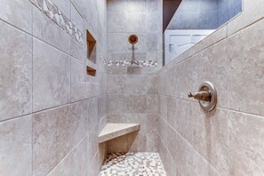 Combined shower/bathtub, hair dryer, towels