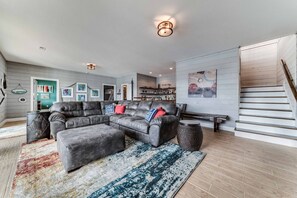 Fernseher, Kamin, Tischtennisplatte