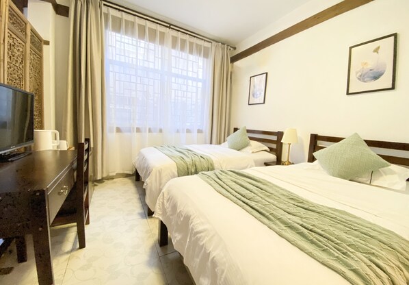 Habitación familiar | Edredón, escritorio, cortinas blackout y wifi gratis