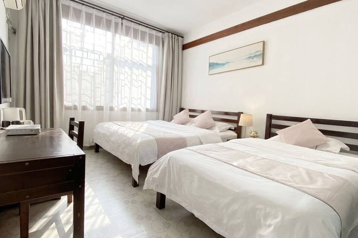 Habitación familiar | Edredón, escritorio, cortinas blackout y wifi gratis