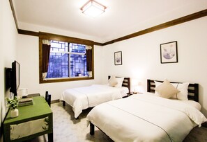 Habitación Confort con 2 camas individuales | Edredón, escritorio, cortinas blackout y wifi gratis