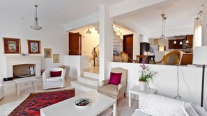 Smart TV, DVD player, stereo - 4 bedroom villa with exceptional sea views in prime location (Kalkan)