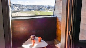 Un balcone con un tavolo, due tazze e un teiera.