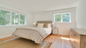 3 bedrooms, iron/ironing board, internet, bed sheets