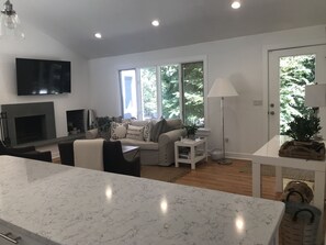 TV, fireplace - Hampton Waters Clean 3 bedroom home with Pool (East Hampton)