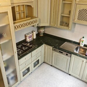 Fridge, microwave, oven, stovetop - a corner between sky and sea (Amalfi)