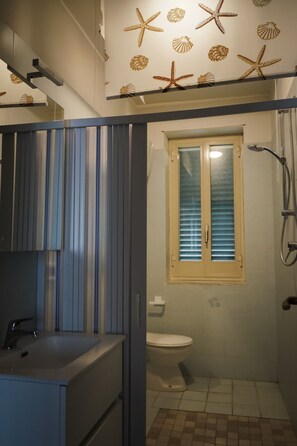 Combined shower/tub, hair dryer, bidet, towels - a corner between sky and sea (Amalfi)