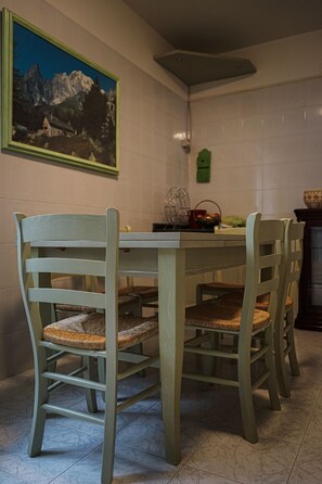 Dining - a corner between sky and sea (Amalfi)